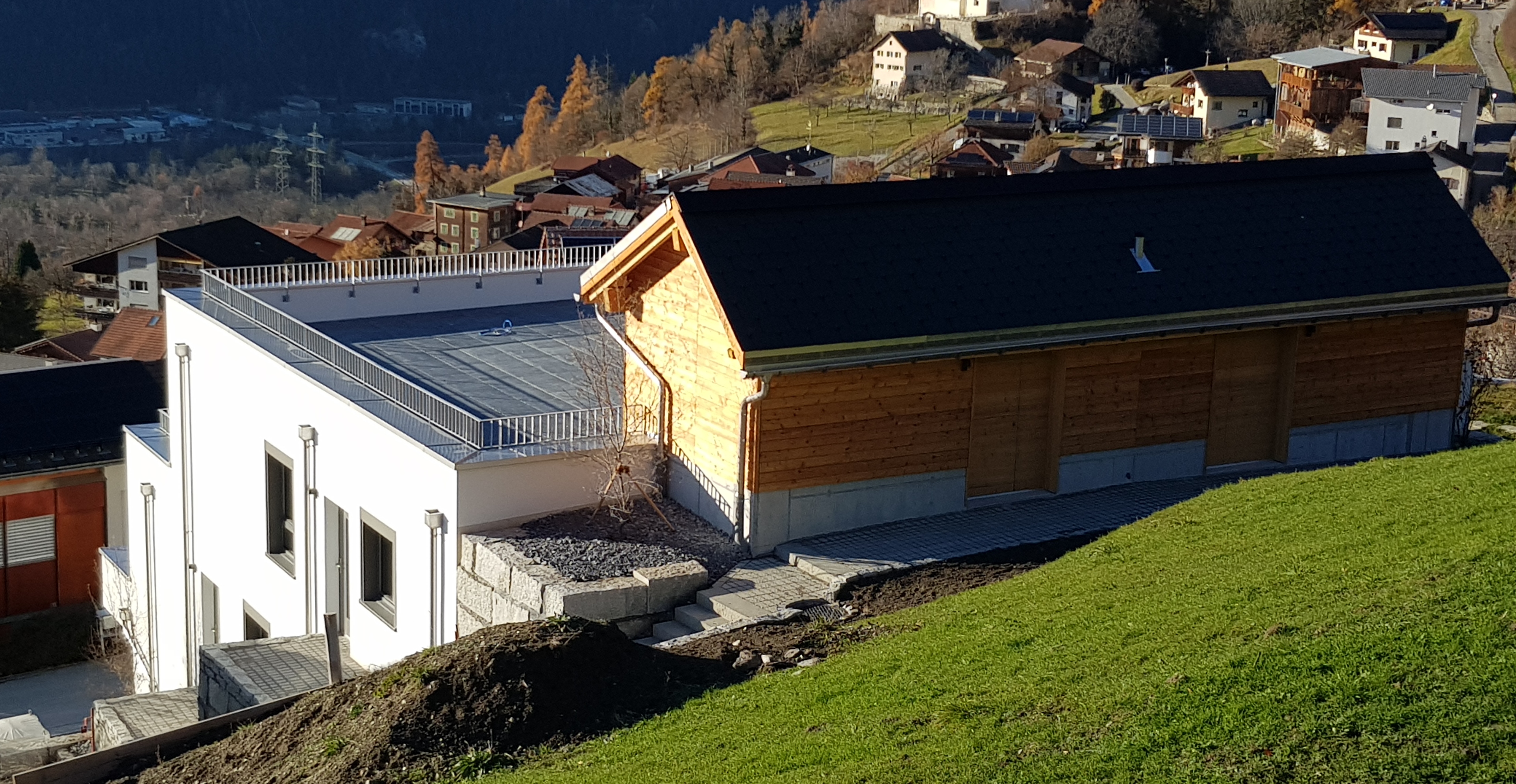 The photovoltaic system is located on the west-facing, 30° sloped roof surface of the annex on the roof terrace. 